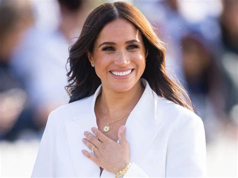 meghan matkle nude|Meghan Markle Wore an Oversized Nude Blazer During a Secret。